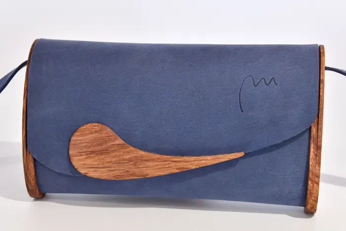 Jenny S aus PullUp-Wasserbüffel-Blankleder in blau mit Zypressenholz aus La Palma