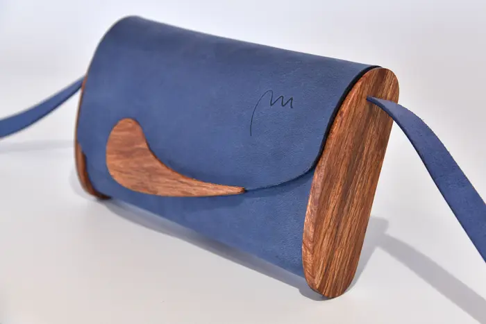Ledertasche, Jenny S aus PullUp-Wasserbüffel-Blankleder in blau mit Zypressenholz aus La Palma, Unikat, hergestellt auf La Palma, Kanarische Inseln, Spanien, Europa