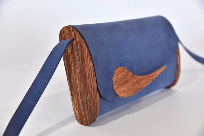 Jenny S aus PullUp-Wasserbüffel-Blankleder in blau mit Zypressenholz aus La Palma