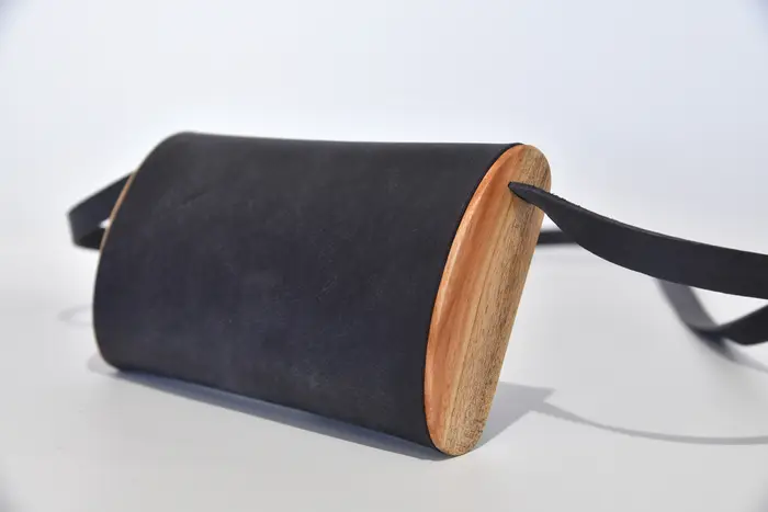 Jenny XS aus blauschwarzem Wasserbüffeldickleder mit Holz aus rotem Eukalyptus von La Palma
