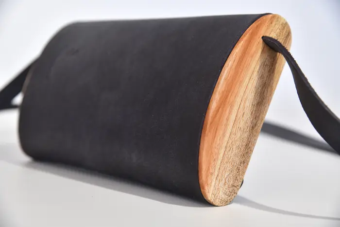 Jenny XS aus blauschwarzem Wasserbüffeldickleder mit Holz aus rotem Eukalyptus von La Palma