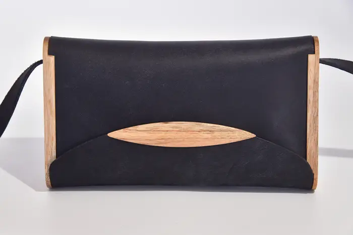 Jenny XS aus blauschwarzem Wasserbüffeldickleder mit Holz aus rotem Eukalyptus von La Palma