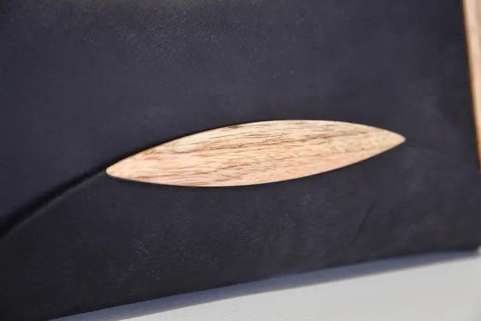 Jenny XS aus blauschwarzem Wasserbüffeldickleder mit Holz aus rotem Eukalyptus von La Palma