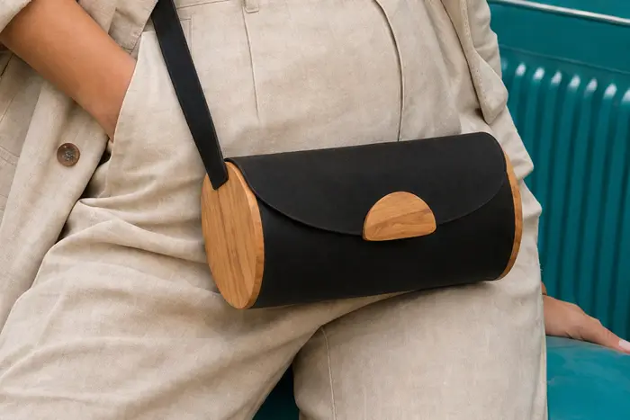 Frau trägt Ledertasche Modell Bernardina M Art. 23012, Unikat, hergestellt auf La Palma, Kanarische Inseln, Spanien, Europa