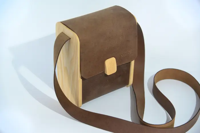 Ledertasche, Bernd M aus geschliffenem, antikem Wasserbüffel-Blankleder in dunkelbraun mit Eschenholz, Unikat, hergestellt auf La Palma, Kanarische Inseln, Spanien, Europa
