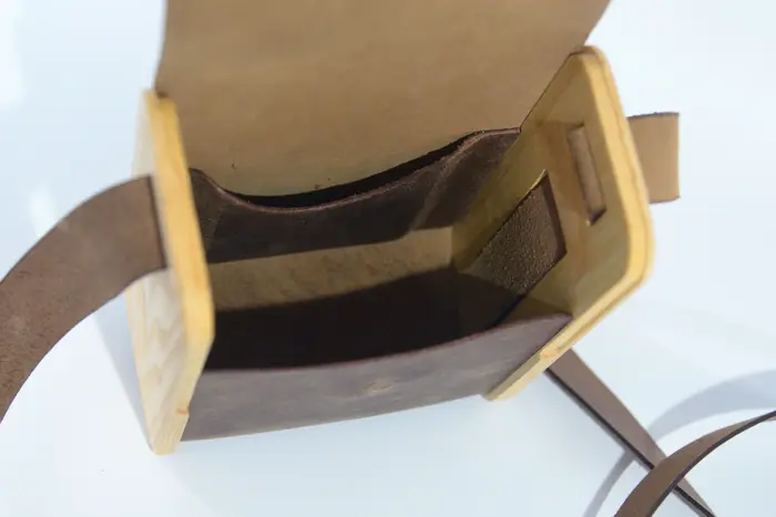 Ledertasche, Bernd M aus geschliffenem, antikem Wasserbüffel-Blankleder in dunkelbraun mit Eschenholz, Unikat, hergestellt auf La Palma, Kanarische Inseln, Spanien, Europa