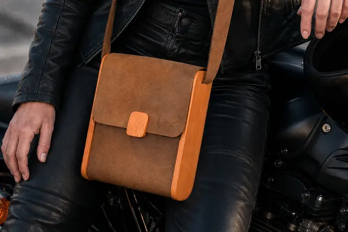 Frau trägt Ledertasche Modell Bernd M Art. 23015, Unikat, hergestellt auf La Palma, Kanarische Inseln, Spanien, Europa
