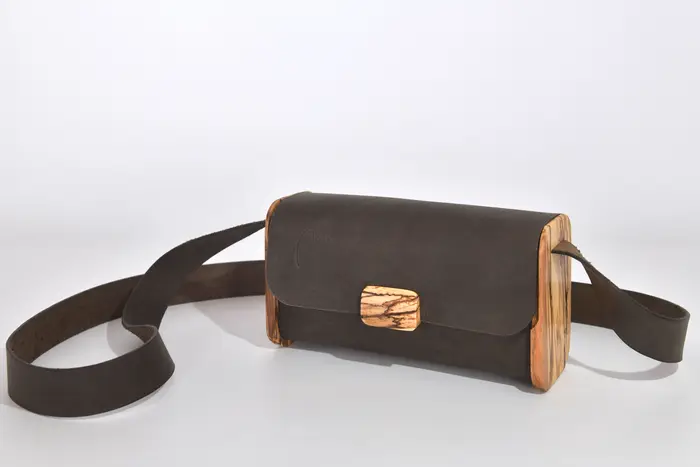 Ledertasche, Timo S aus geschliffenem PullUp-Wasserbüffel-Blankleder in dunkelbraun mit gestocktem Buchenholz aus Deutschland, Unikat, hergestellt auf La Palma, Kanarische Inseln, Spanien, Europa