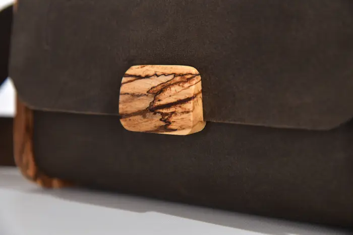 Ledertasche, Timo S aus geschliffenem PullUp-Wasserbüffel-Blankleder in dunkelbraun mit gestocktem Buchenholz aus Deutschland, Unikat, hergestellt auf La Palma, Kanarische Inseln, Spanien, Europa
