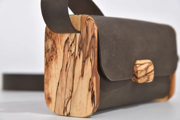Ledertasche, Timo S aus geschliffenem PullUp-Wasserbüffel-Blankleder in dunkelbraun mit gestocktem Buchenholz aus Deutschland, Unikat, hergestellt auf La Palma, Kanarische Inseln, Spanien, Europa