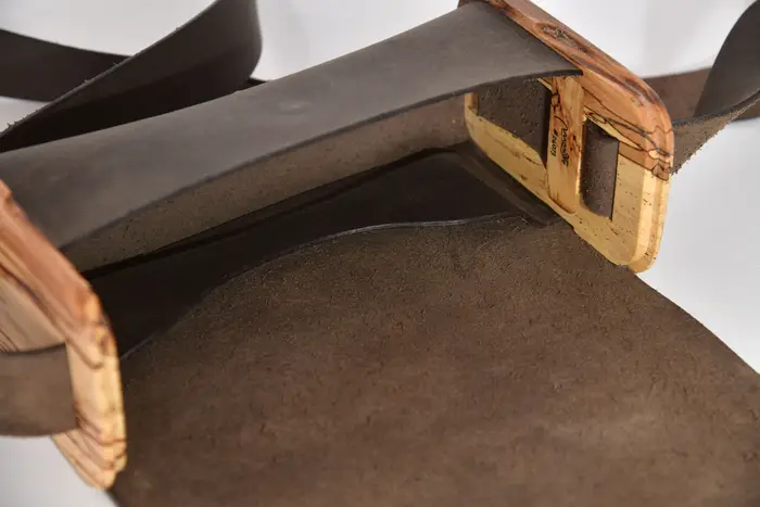 Timo S aus geschliffenem PullUp-Wasserbüffel-Blankleder in dunkelbraun mit gestocktem Buchenholz aus Deutschland