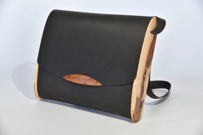 Ledertasche, Tabea M aus geschliffenem PullUp-Wasserbüffel-Blankleder in dunkelbraun mit aufwändigen Einlagen und einem Veschluss aus Ginsterholz von La Palma in Eschenholz, Unikat, hergestellt auf La Palma, Kanarische Inseln, Spanien, Europa