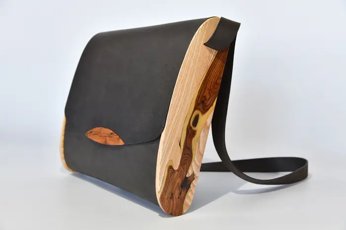Ledertasche, Tabea M aus geschliffenem PullUp-Wasserbüffel-Blankleder in dunkelbraun mit aufwändigen Einlagen und einem Veschluss aus Ginsterholz von La Palma in Eschenholz, Unikat, hergestellt auf La Palma, Kanarische Inseln, Spanien, Europa