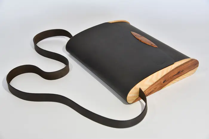 Ledertasche, Tabea M aus geschliffenem PullUp-Wasserbüffel-Blankleder in dunkelbraun mit aufwändigen Einlagen und einem Veschluss aus Ginsterholz von La Palma in Eschenholz, Unikat, hergestellt auf La Palma, Kanarische Inseln, Spanien, Europa