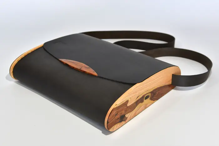 Ledertasche, Tabea M aus geschliffenem PullUp-Wasserbüffel-Blankleder in dunkelbraun mit aufwändigen Einlagen und einem Veschluss aus Ginsterholz von La Palma in Eschenholz, Unikat, hergestellt auf La Palma, Kanarische Inseln, Spanien, Europa