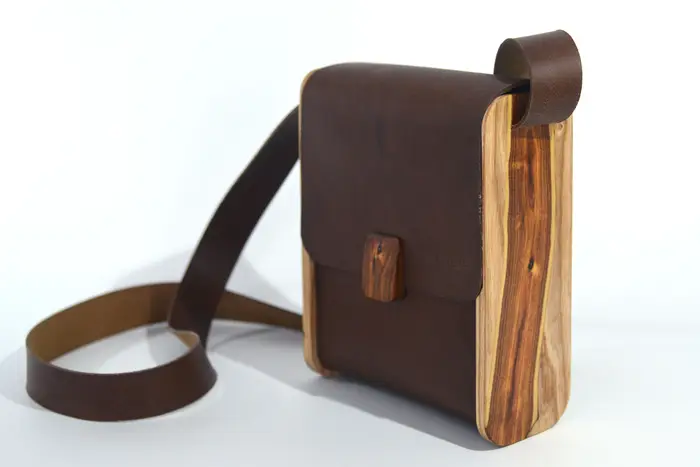 Ledertasche, Bernd S aus geschliffenem, antikem Wasserbüffel-Blankleder in dunkelbraun mit aufwändigen Einlagen und Verschluss aus Ginsterholz von La Palma in Eschenholz, Unikat, hergestellt auf La Palma, Kanarische Inseln, Spanien, Europa
