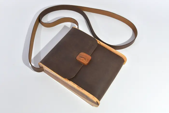 Ledertasche, Bernd XS aus geschliffenem, antikem Wasserbüffel-Blankleder in dunkelbraun mit aufwändigen Einlagen und Verschluss aus Ginsterholz von La Palma in Eschenholz, Unikat, hergestellt auf La Palma, Kanarische Inseln, Spanien, Europa
