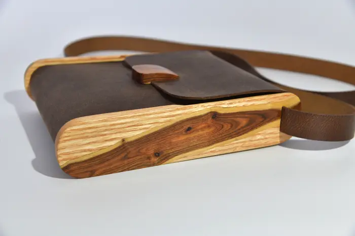 Ledertasche, Bernd XS aus geschliffenem, antikem Wasserbüffel-Blankleder in dunkelbraun mit aufwändigen Einlagen und Verschluss aus Ginsterholz von La Palma in Eschenholz, Unikat, hergestellt auf La Palma, Kanarische Inseln, Spanien, Europa