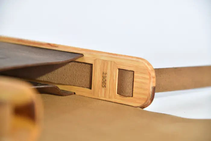 Ledertasche, Bernd XS aus geschliffenem, antikem Wasserbüffel-Blankleder in dunkelbraun mit aufwändigen Einlagen und Verschluss aus Ginsterholz von La Palma in Eschenholz, Unikat, hergestellt auf La Palma, Kanarische Inseln, Spanien, Europa