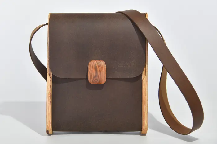 Ledertasche, Bernd XS aus geschliffenem, antikem Wasserbüffel-Blankleder in dunkelbraun mit aufwändigen Einlagen und Verschluss aus Ginsterholz von La Palma in Eschenholz, Unikat, hergestellt auf La Palma, Kanarische Inseln, Spanien, Europa