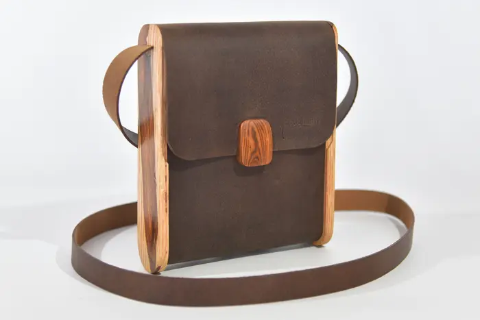 Ledertasche, Bernd XS aus geschliffenem, antikem Wasserbüffel-Blankleder in dunkelbraun mit aufwändigen Einlagen und Verschluss aus Ginsterholz von La Palma in Eschenholz, Unikat, hergestellt auf La Palma, Kanarische Inseln, Spanien, Europa