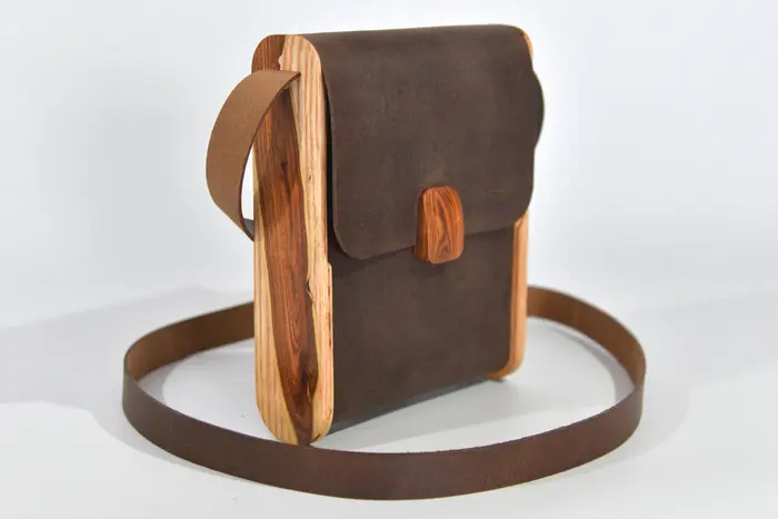 Ledertasche, Bernd XS aus geschliffenem, antikem Wasserbüffel-Blankleder in dunkelbraun mit aufwändigen Einlagen und Verschluss aus Ginsterholz von La Palma in Eschenholz, Unikat, hergestellt auf La Palma, Kanarische Inseln, Spanien, Europa