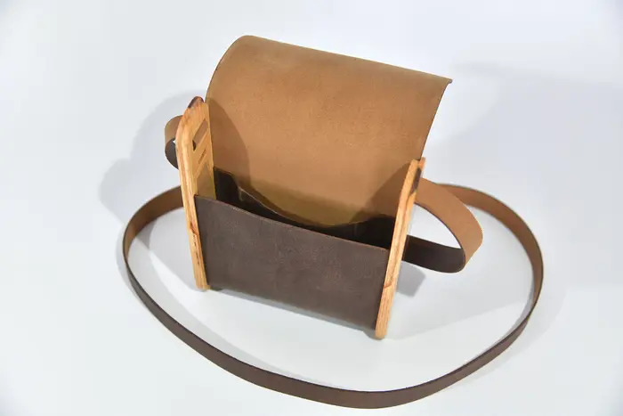 Ledertasche, Bernd XS aus geschliffenem, antikem Wasserbüffel-Blankleder in dunkelbraun mit aufwändigen Einlagen und Verschluss aus Ginsterholz von La Palma in Eschenholz, Unikat, hergestellt auf La Palma, Kanarische Inseln, Spanien, Europa
