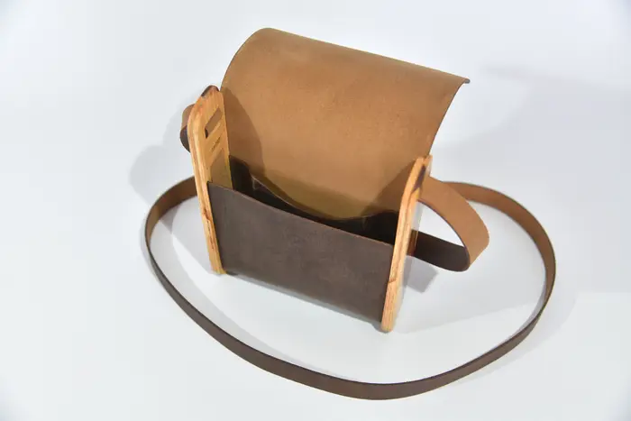 Ledertasche, Bernd XS aus geschliffenem, antikem Wasserbüffel-Blankleder in dunkelbraun mit aufwändigen Einlagen und Verschluss aus Ginsterholz von La Palma in Eschenholz, Unikat, hergestellt auf La Palma, Kanarische Inseln, Spanien, Europa