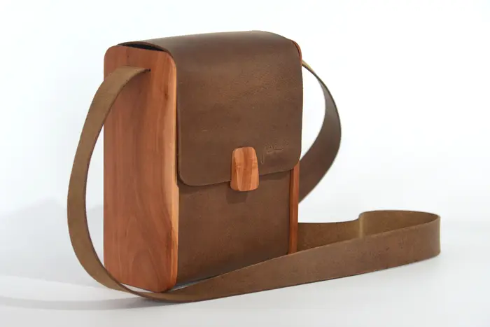 Ledertasche, Bernd M aus geschliffenem, antikem Wasserbüffel-Blankleder in dunkelbraun mit Kirschholz aus Deutschland, Unikat, hergestellt auf La Palma, Kanarische Inseln, Spanien, Europa