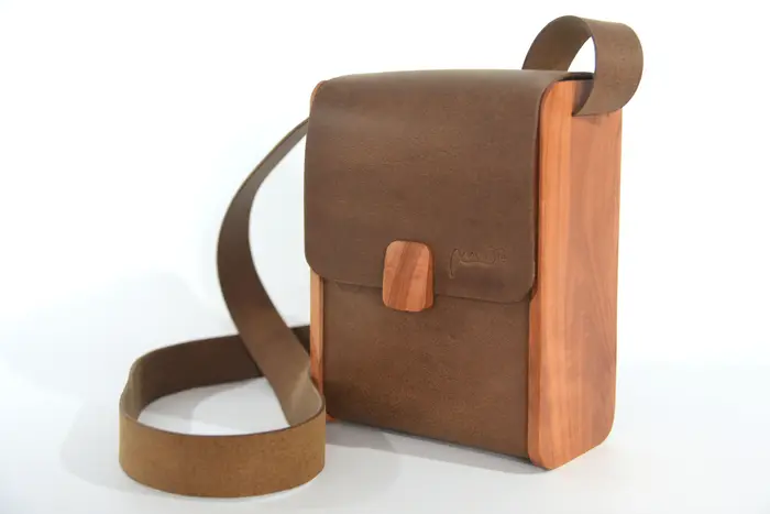 Ledertasche, Bernd M aus geschliffenem, antikem Wasserbüffel-Blankleder in dunkelbraun mit Kirschholz aus Deutschland, Unikat, hergestellt auf La Palma, Kanarische Inseln, Spanien, Europa