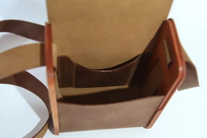 Ledertasche, Bernd M aus geschliffenem, antikem Wasserbüffel-Blankleder in dunkelbraun mit Kirschholz aus Deutschland, Unikat, hergestellt auf La Palma, Kanarische Inseln, Spanien, Europa