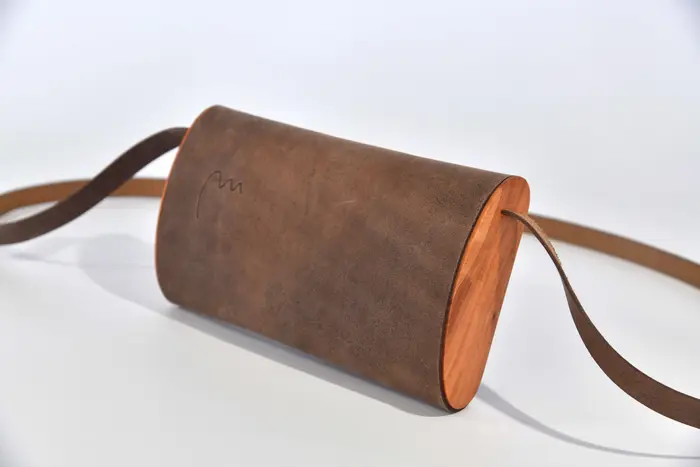 Jenny XS aus geschliffenem antikem dunkelbraunem Wasserbüffel-Blankleder mit Kirschholz aus Deutschland