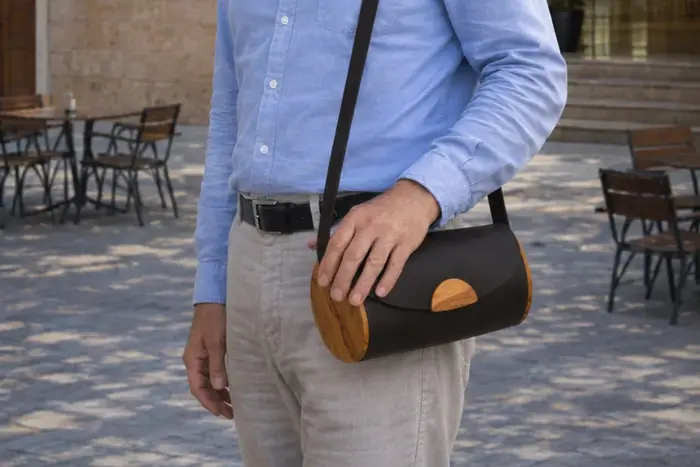 Mann trägt Ledertasche Modell Bernardina M Art. 23013, Unikat, hergestellt auf La Palma, Kanarische Inseln, Spanien, Europa
