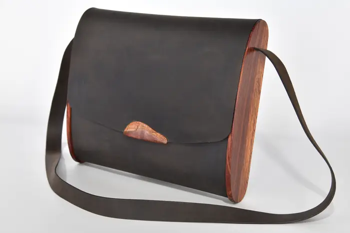 Ledertasche, Tabea M aus geschliffenem PullUp-Wasserbueffel-Blankleder in dunkelbraun mit Zypressenholz aus La Palma, Unikat, hergestellt auf La Palma, Kanarische Inseln, Spanien, Europa