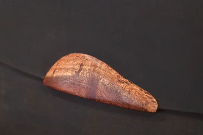 Ledertasche, Tabea M aus geschliffenem PullUp-Wasserbueffel-Blankleder in dunkelbraun mit Zypressenholz aus La Palma, Unikat, hergestellt auf La Palma, Kanarische Inseln, Spanien, Europa