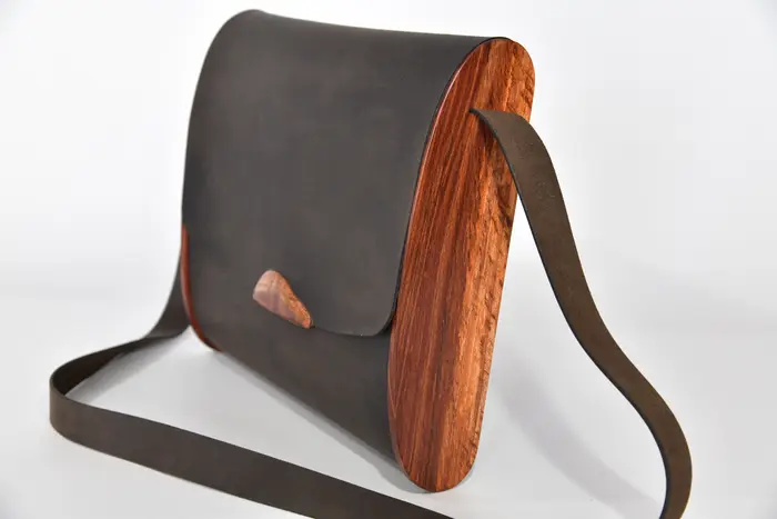 Ledertasche, Tabea M aus geschliffenem PullUp-Wasserbueffel-Blankleder in dunkelbraun mit Zypressenholz aus La Palma, Unikat, hergestellt auf La Palma, Kanarische Inseln, Spanien, Europa