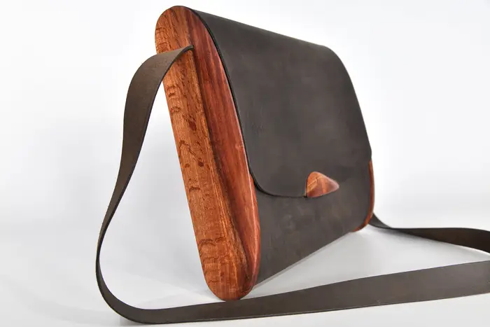 Ledertasche, Tabea M aus geschliffenem PullUp-Wasserbueffel-Blankleder in dunkelbraun mit Zypressenholz aus La Palma, Unikat, hergestellt auf La Palma, Kanarische Inseln, Spanien, Europa