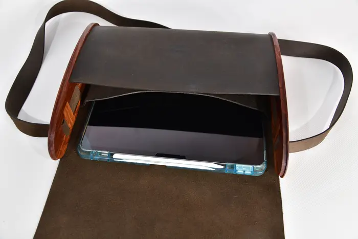 Ledertasche, Tabea M aus geschliffenem PullUp-Wasserbueffel-Blankleder in dunkelbraun mit Zypressenholz aus La Palma, Unikat, hergestellt auf La Palma, Kanarische Inseln, Spanien, Europa
