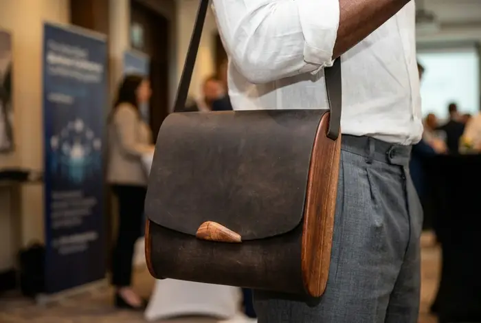 Frau trägt Ledertasche Modell Tabea M Art. 25103, Unikat, hergestellt auf La Palma, Kanarische Inseln, Spanien, Europa