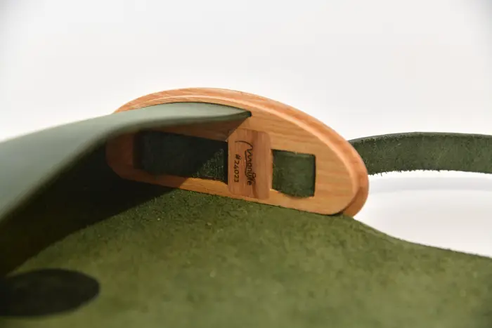 Jenny XS aus dunkelgrünem PullUp-Wasserbüffel-Blankleder mit Eschenholz
