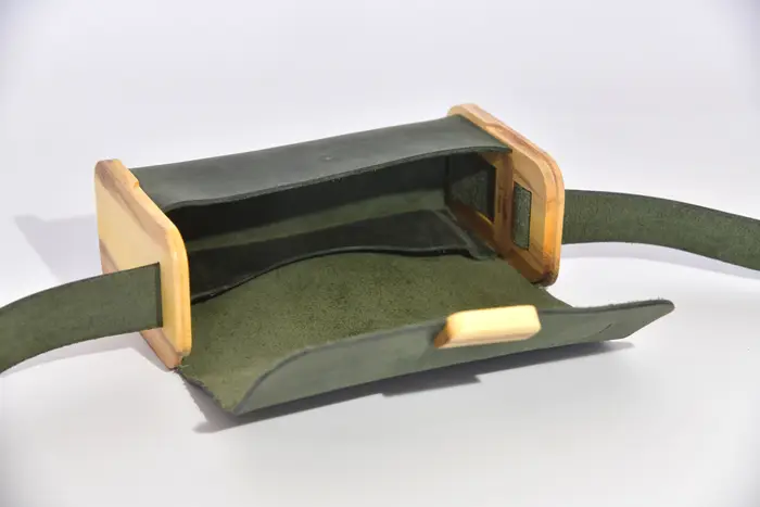 Ledertasche, Timo S aus PullUp-Wasserbüffel-Blankleder in dunkelgrün mit Orangenholz aus La Palma, Unikat, hergestellt auf La Palma, Kanarische Inseln, Spanien, Europa