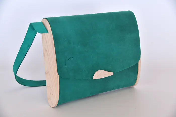 Ledertasche, Tabea M aus minttürkis PullUp-Wasserbüffel-Blankleder mit weiß geöltem Eschenholz, Unikat, hergestellt auf La Palma, Kanarische Inseln, Spanien, Europa