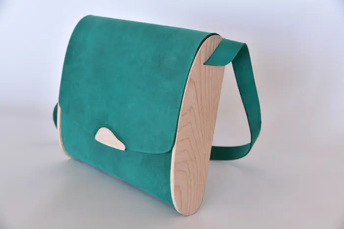 Ledertasche, Tabea M aus minttürkis PullUp-Wasserbüffel-Blankleder mit weiß geöltem Eschenholz, Unikat, hergestellt auf La Palma, Kanarische Inseln, Spanien, Europa