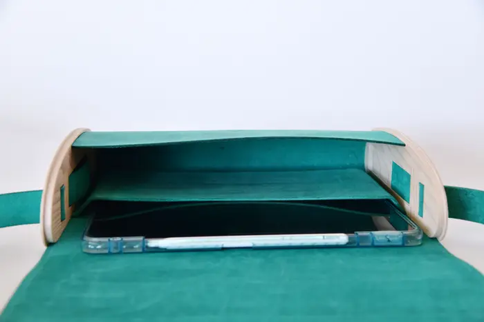 Ledertasche, Tabea M aus minttürkis PullUp-Wasserbüffel-Blankleder mit weiß geöltem Eschenholz, Unikat, hergestellt auf La Palma, Kanarische Inseln, Spanien, Europa