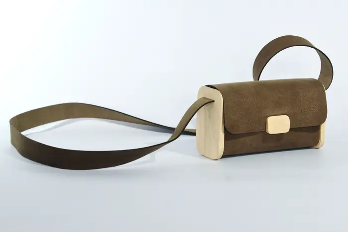 Ledertasche, Timo S aus geschliffenem PullUp-Wasserbüffel-Blankleder in graubraun mit Eschenholz, Unikat, hergestellt auf La Palma, Kanarische Inseln, Spanien, Europa