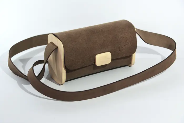 Ledertasche, Timo S aus geschliffenem PullUp-Wasserbüffel-Blankleder in graubraun mit Eschenholz, Unikat, hergestellt auf La Palma, Kanarische Inseln, Spanien, Europa