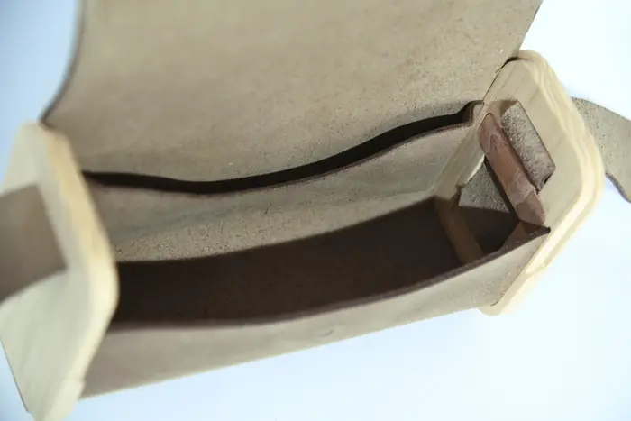 Ledertasche, Timo S aus geschliffenem PullUp-Wasserbüffel-Blankleder in graubraun mit Eschenholz, Unikat, hergestellt auf La Palma, Kanarische Inseln, Spanien, Europa