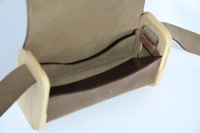 Ledertasche, Timo S aus geschliffenem PullUp-Wasserbüffel-Blankleder in graubraun mit Eschenholz, Unikat, hergestellt auf La Palma, Kanarische Inseln, Spanien, Europa