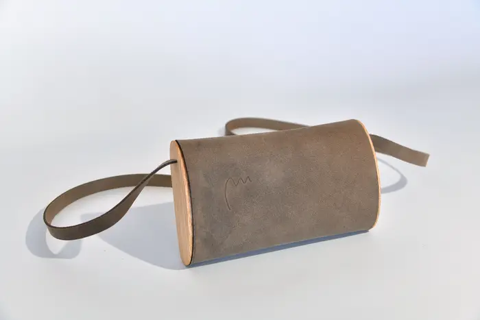 Jenny XS aus geschliffenem PullUp-Wasserbüffel-Blankleder in graubraun mit Eschenholz