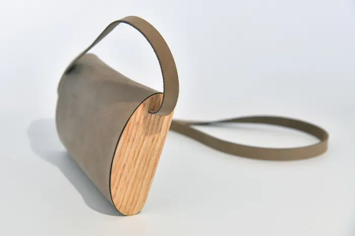 Jenny XS aus geschliffenem PullUp-Wasserbüffel-Blankleder in graubraun mit Eschenholz